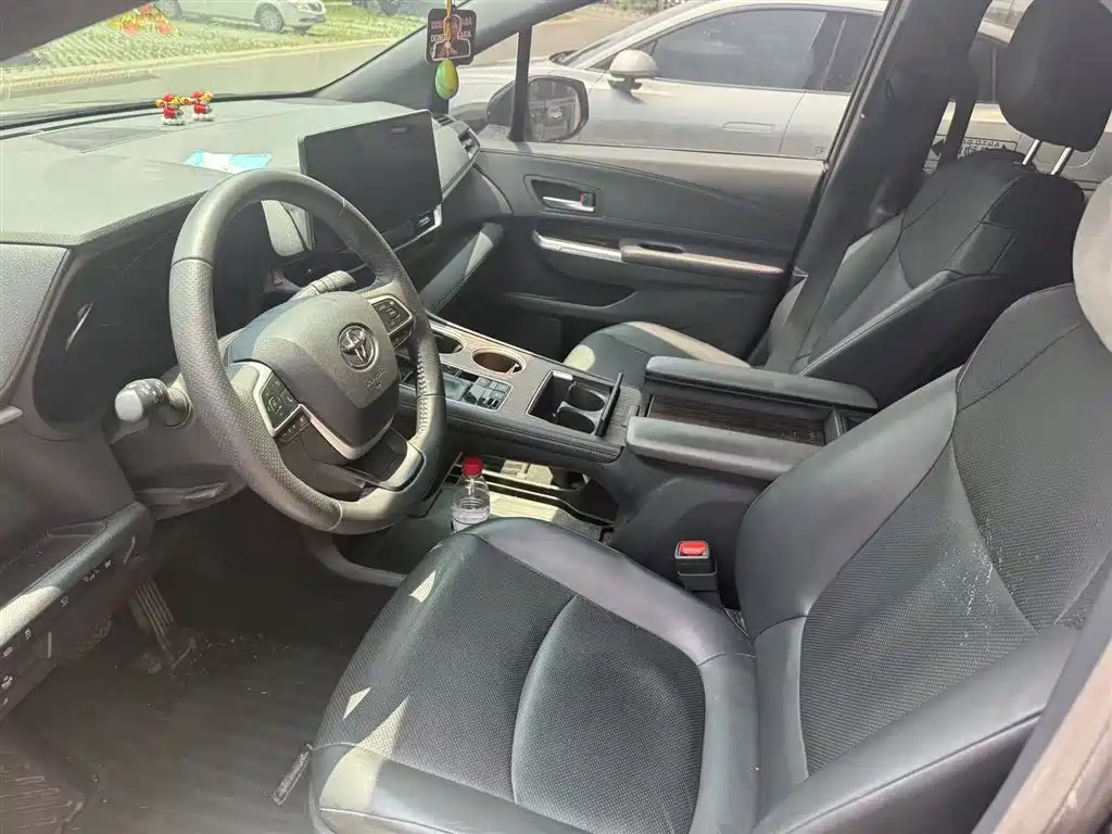 Granvia 2.5 L Hybrid Distinguished PLUS