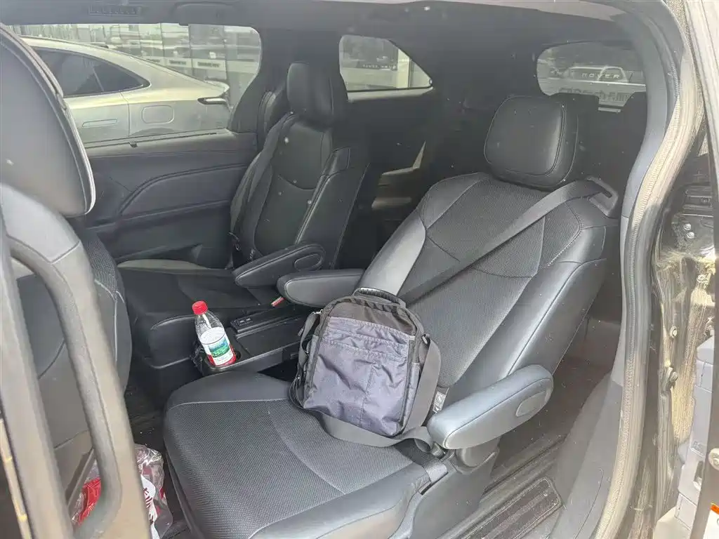 Granvia 2.5 L Hybrid Distinguished PLUS
