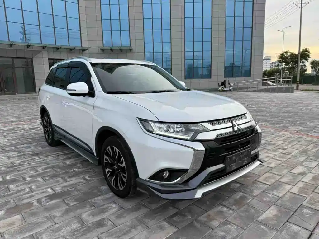 Outlander 2.0 L 2 WD Smooth Enjoyment 5-seat