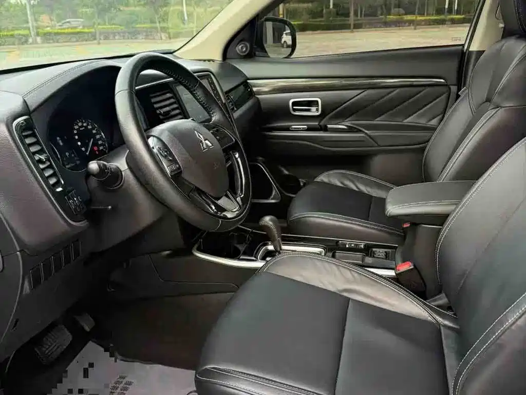 Outlander 2.0 L 2 WD Smooth Enjoyment 5-seat