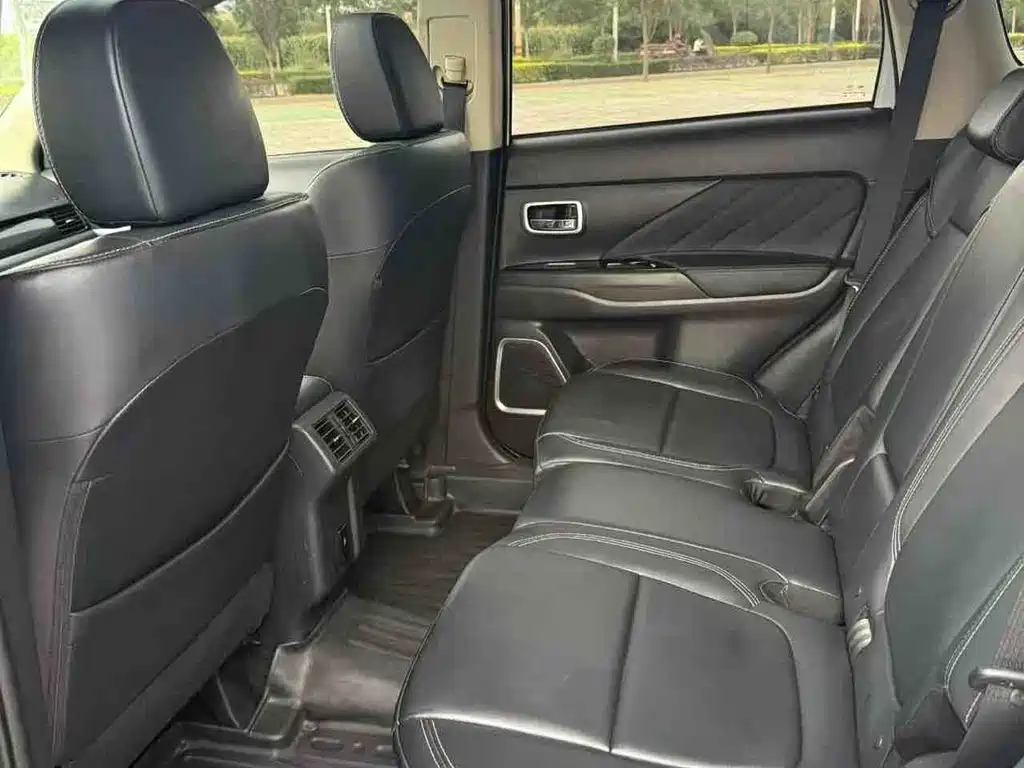 Outlander 2.0 L 2 WD Smooth Enjoyment 5-seat
