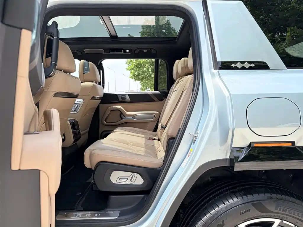 Leopard 8 Brave Luxury 7-seat