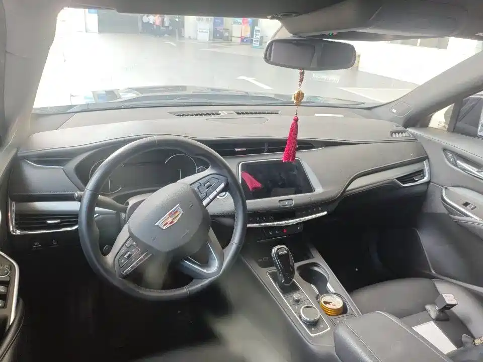 Cadillac XT4 Facelift 28 T 2 WD Leading