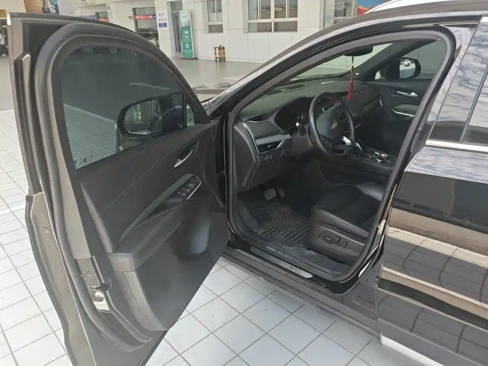 Cadillac XT4 Facelift 28 T 2 WD Leading
