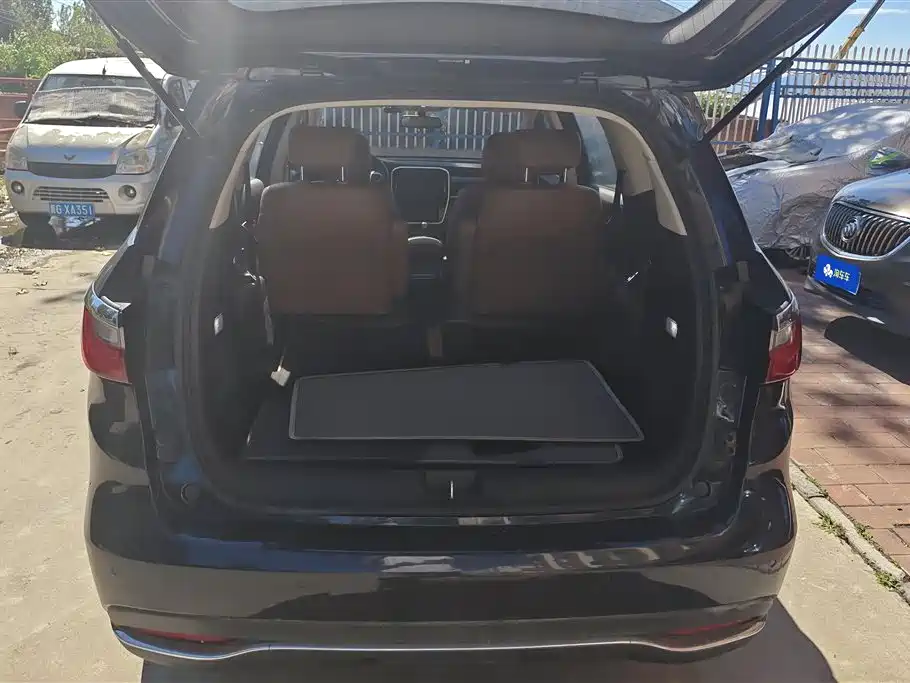 Song MAX 1.5 T Auto Connected Luxury 6-seat