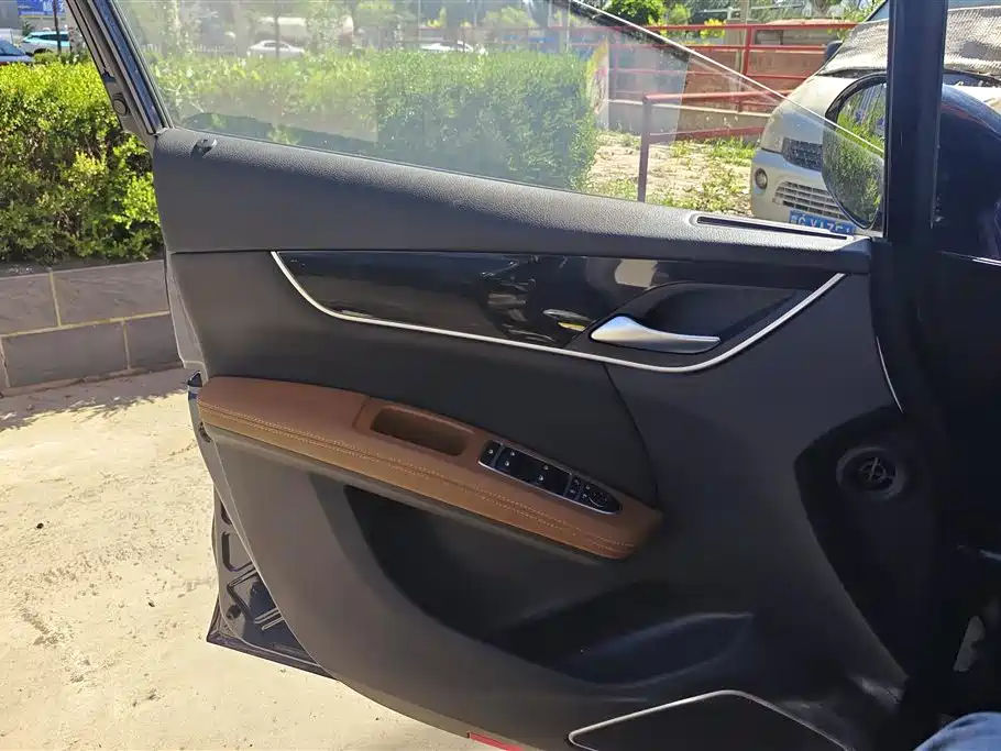 Song MAX 1.5 T Auto Connected Luxury 6-seat