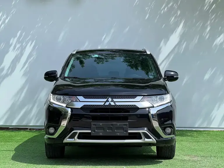 Mitsubishi Outlander 2.0 L 2 WD Smooth Enjoyment 5-seat