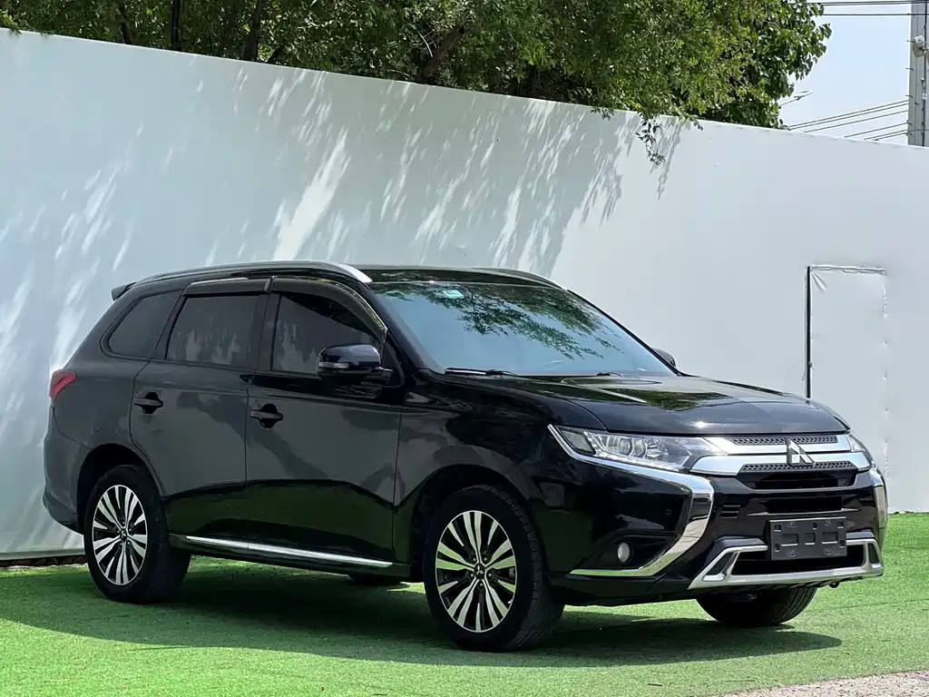 Outlander 2.0 L 2 WD Smooth Enjoyment 5-seat
