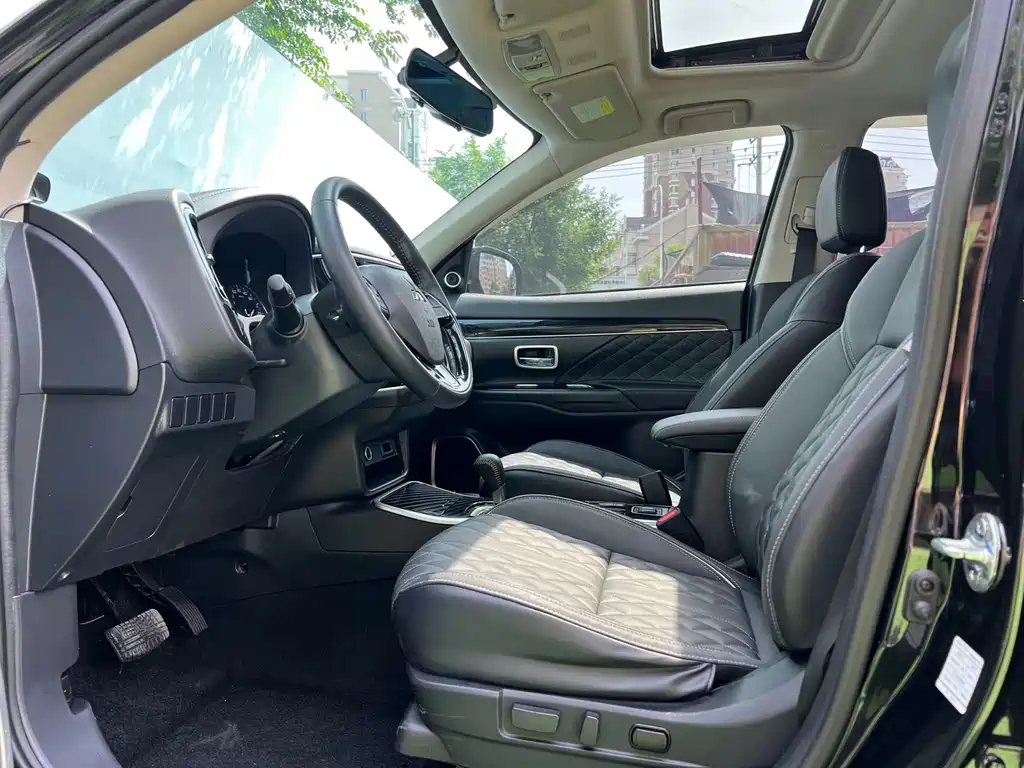 Outlander 2.0 L 2 WD Smooth Enjoyment 5-seat