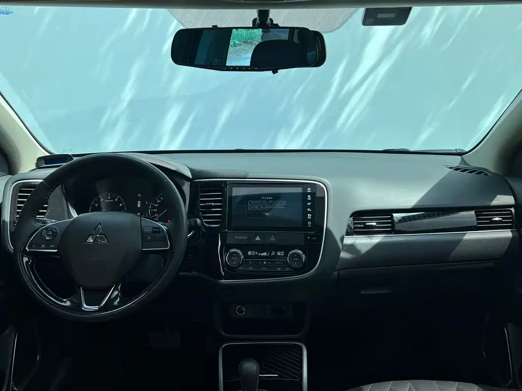 Outlander 2.0 L 2 WD Smooth Enjoyment 5-seat
