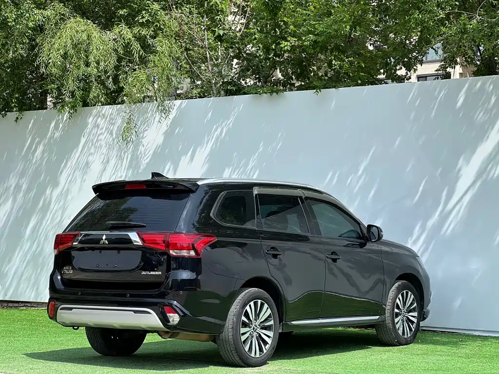 Outlander 2.0 L 2 WD Smooth Enjoyment 5-seat