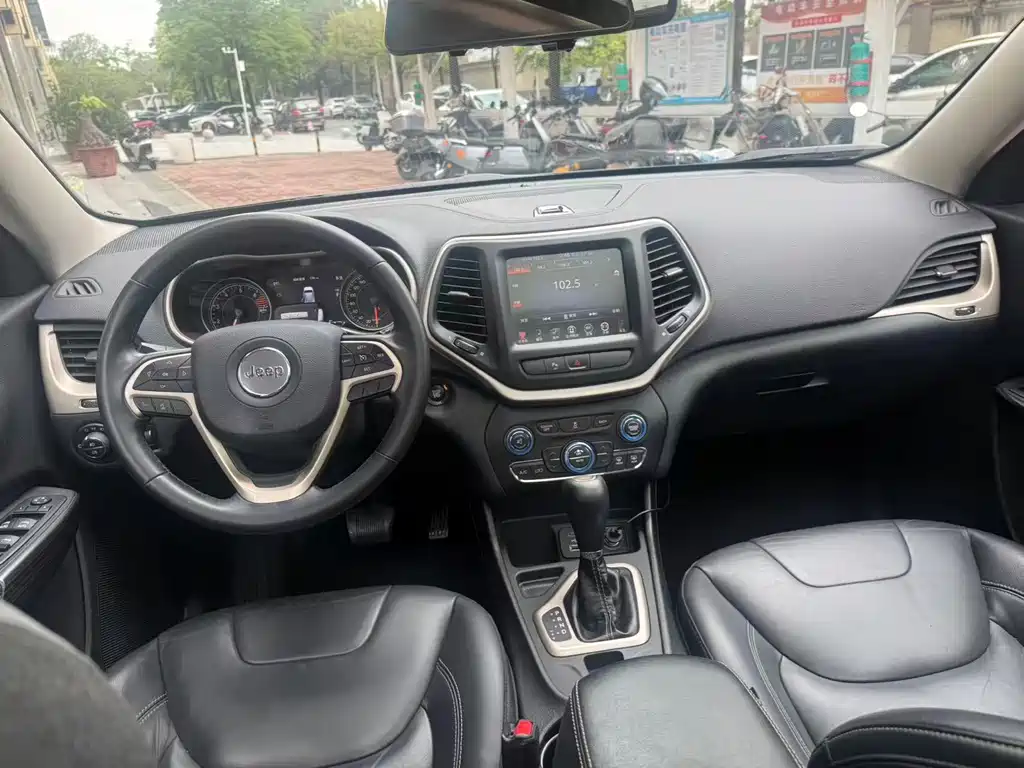 Cherokee 自由光 2017款 2.0 L 领先版