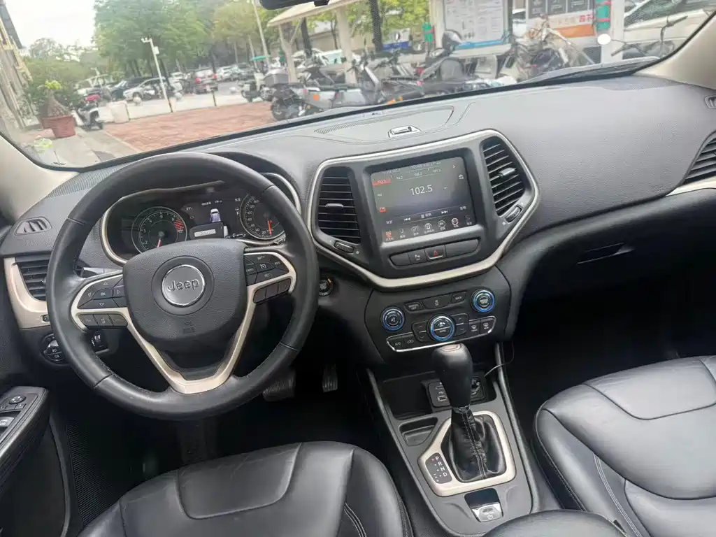 Cherokee 自由光 2017款 2.0 L 领先版