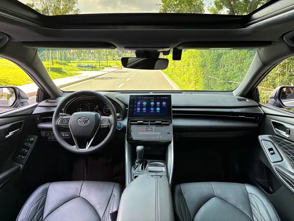 Avalon Dual Engine 2.5 L XLE Distinguished
