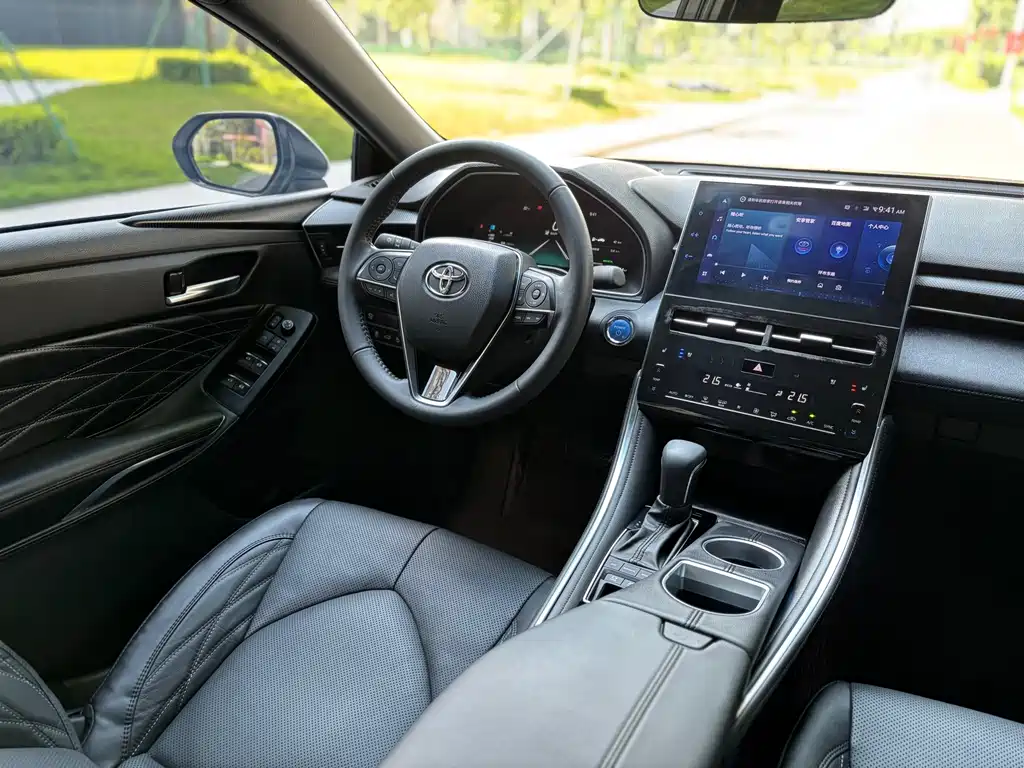 Avalon Dual Engine 2.5 L XLE Distinguished