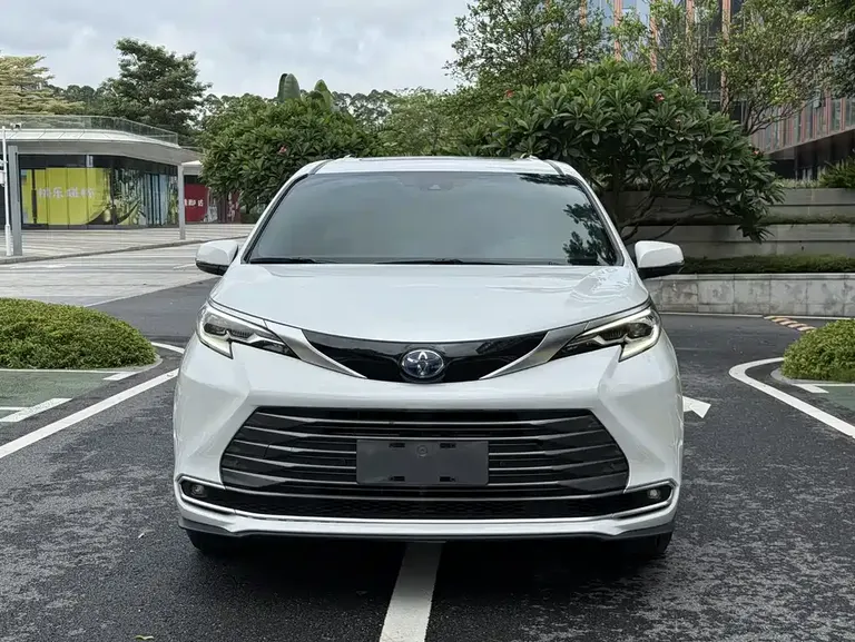 Toyota Sienna 2.5 L Hybrid Distinguished