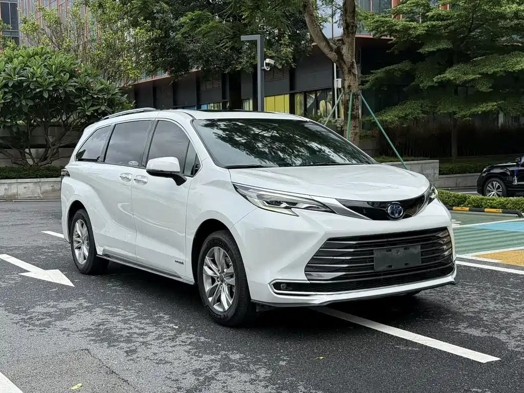 Sienna 2.5 L Hybrid Distinguished