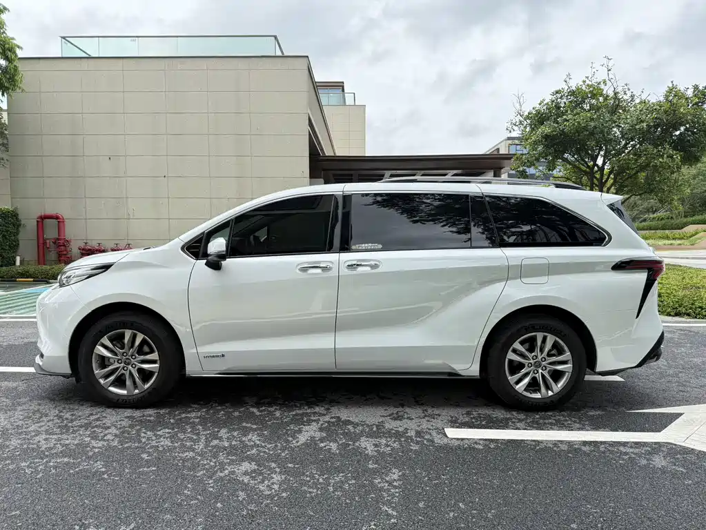 Sienna 2.5 L Hybrid Distinguished