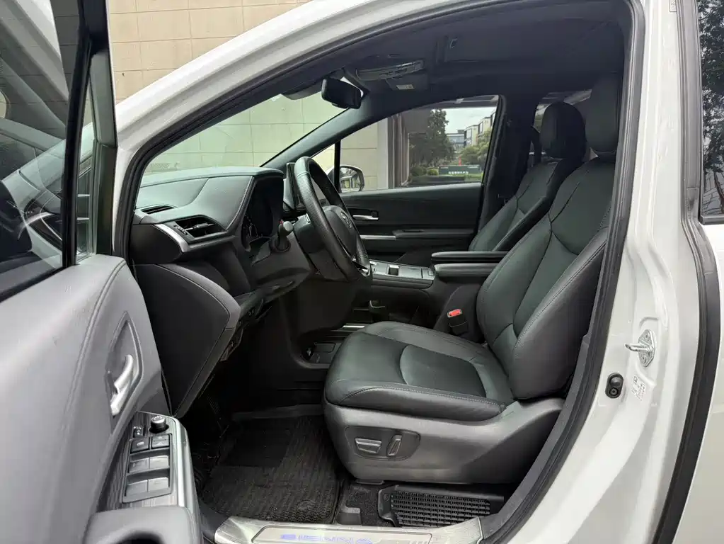 Sienna 2.5 L Hybrid Distinguished