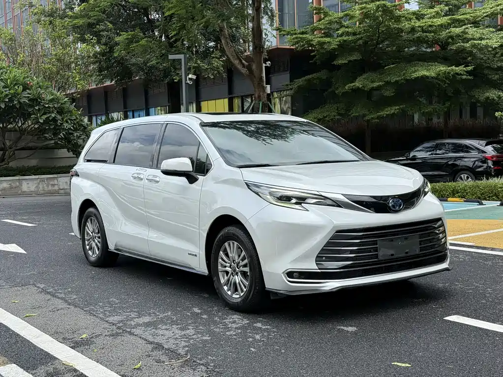 Sienna 2.5 L Hybrid Distinguished