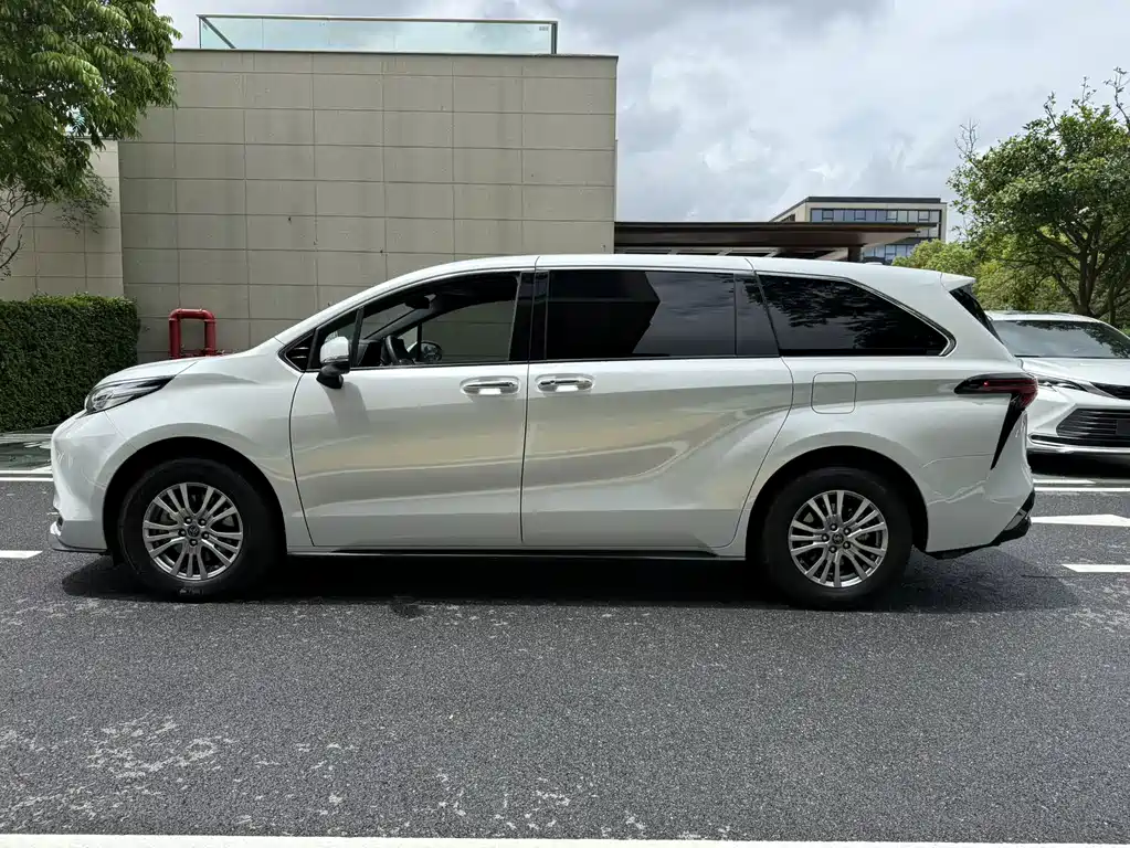 Sienna 2.5 L Hybrid Distinguished