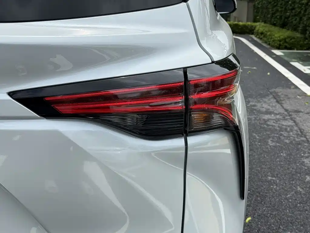 Sienna 2.5 L Hybrid Distinguished