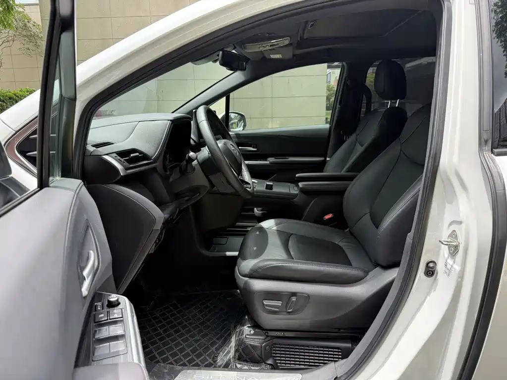 Sienna 2.5 L Hybrid Distinguished