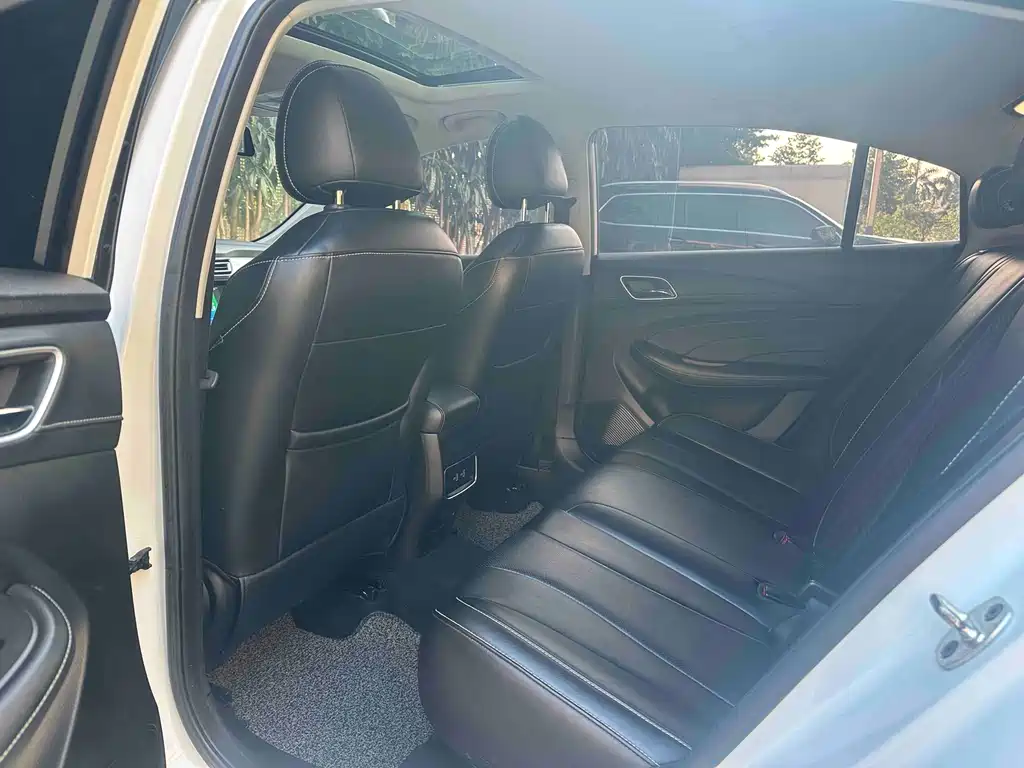 Roewe i5 1.5 L Auto 4 G Connected Leading Luxury Flagship