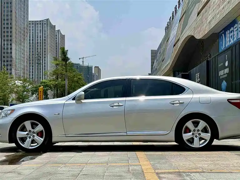 Lexus LS 460 L Distinguished