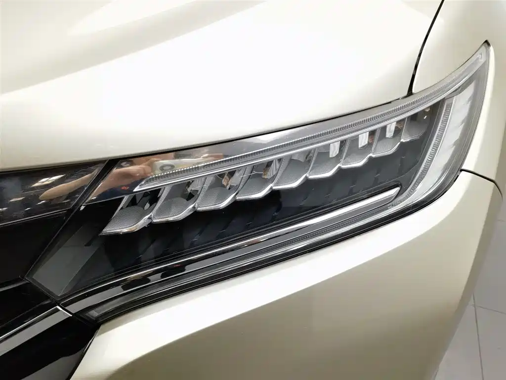 Honda UR-V 370 TURBO 4 WD Honor Shine CN-V