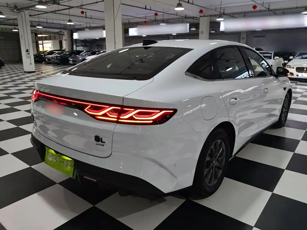 Qin L DM-i Smart Drive 80 KM Leading