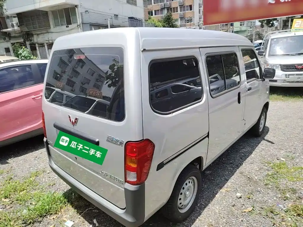 Wuling Zhiguang 1.5 L Utility 5 7-seat