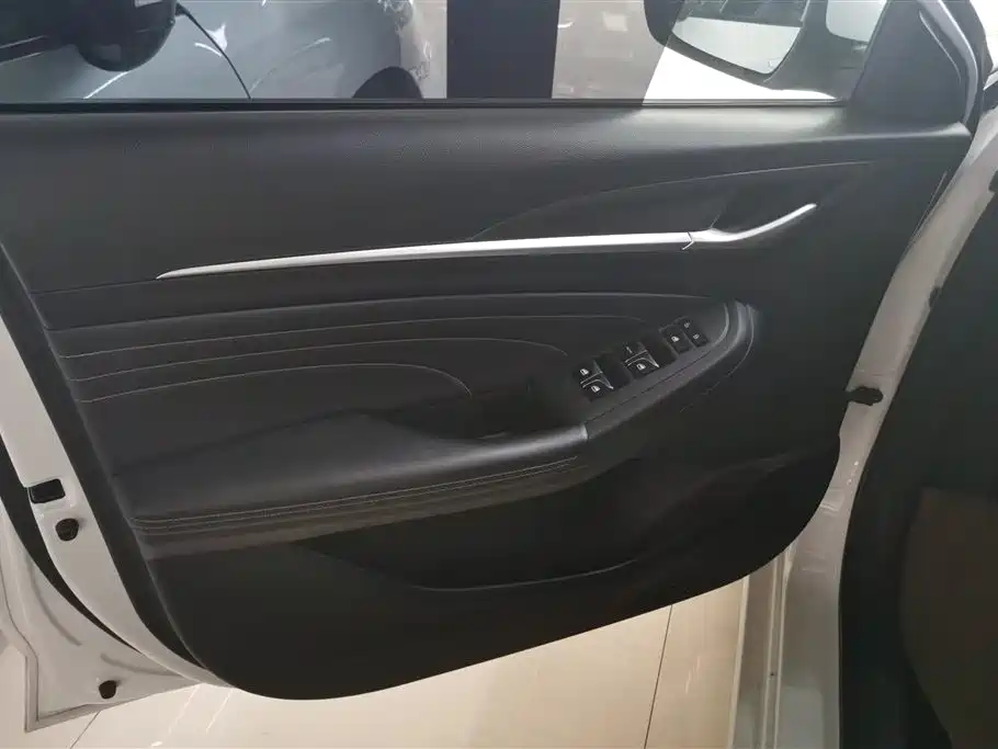 Eado PLUS 1.6 L GDI CVT Luxury
