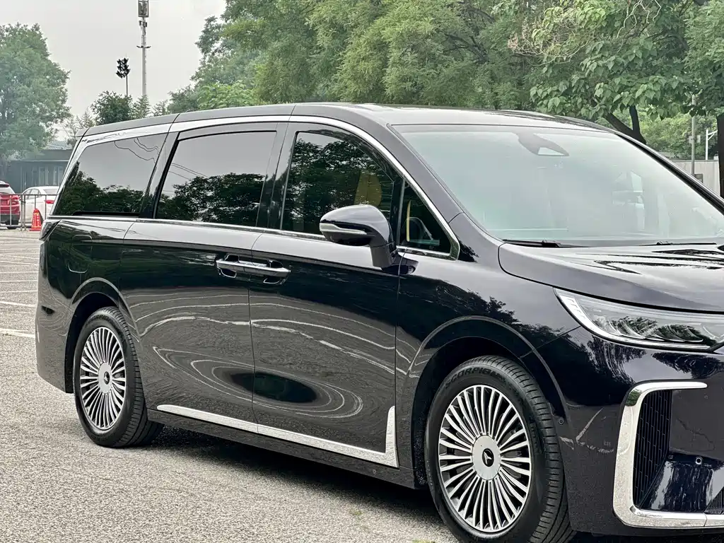 Voyah Dreamer PHEV 4 WD Distinguished Kunpeng