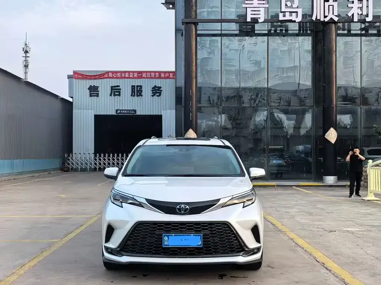 Toyota Granvia 2.5 L Hybrid Distinguished