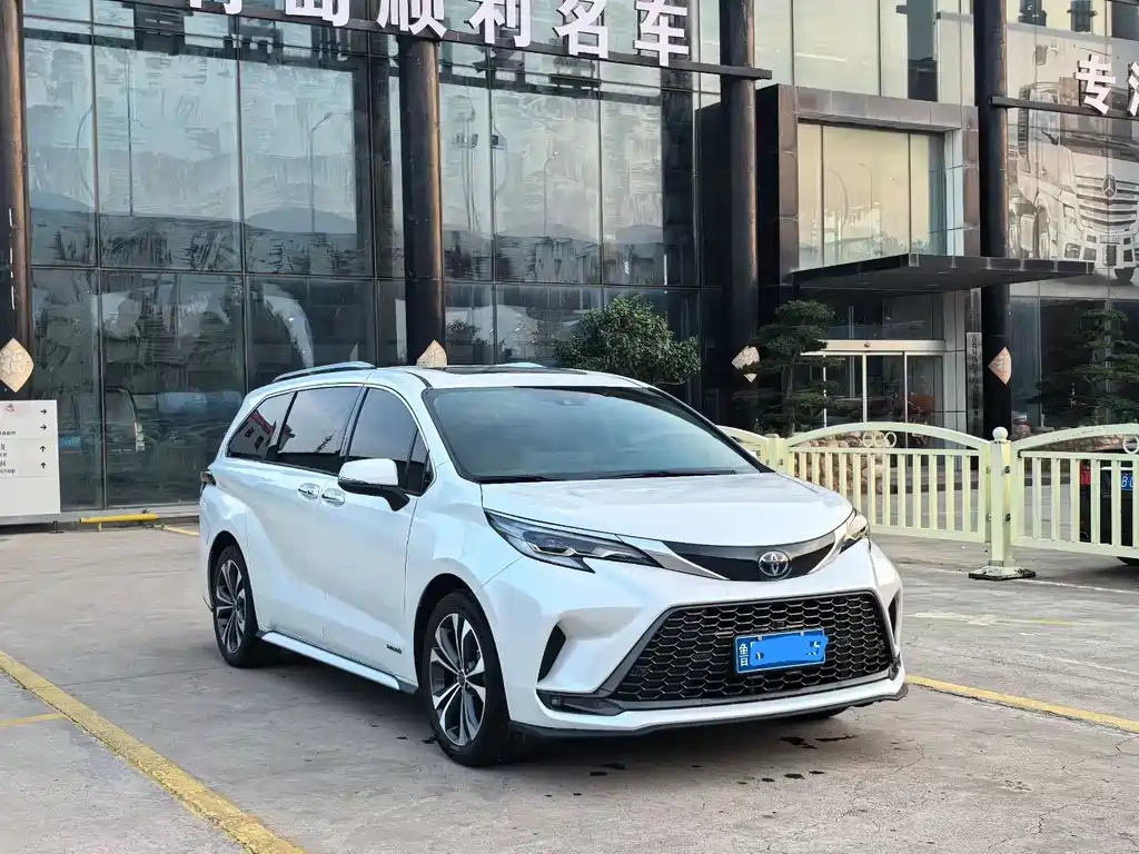 Granvia 2.5 L Hybrid Distinguished