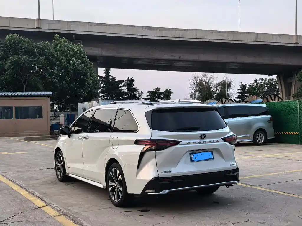 Granvia 2.5 L Hybrid Distinguished