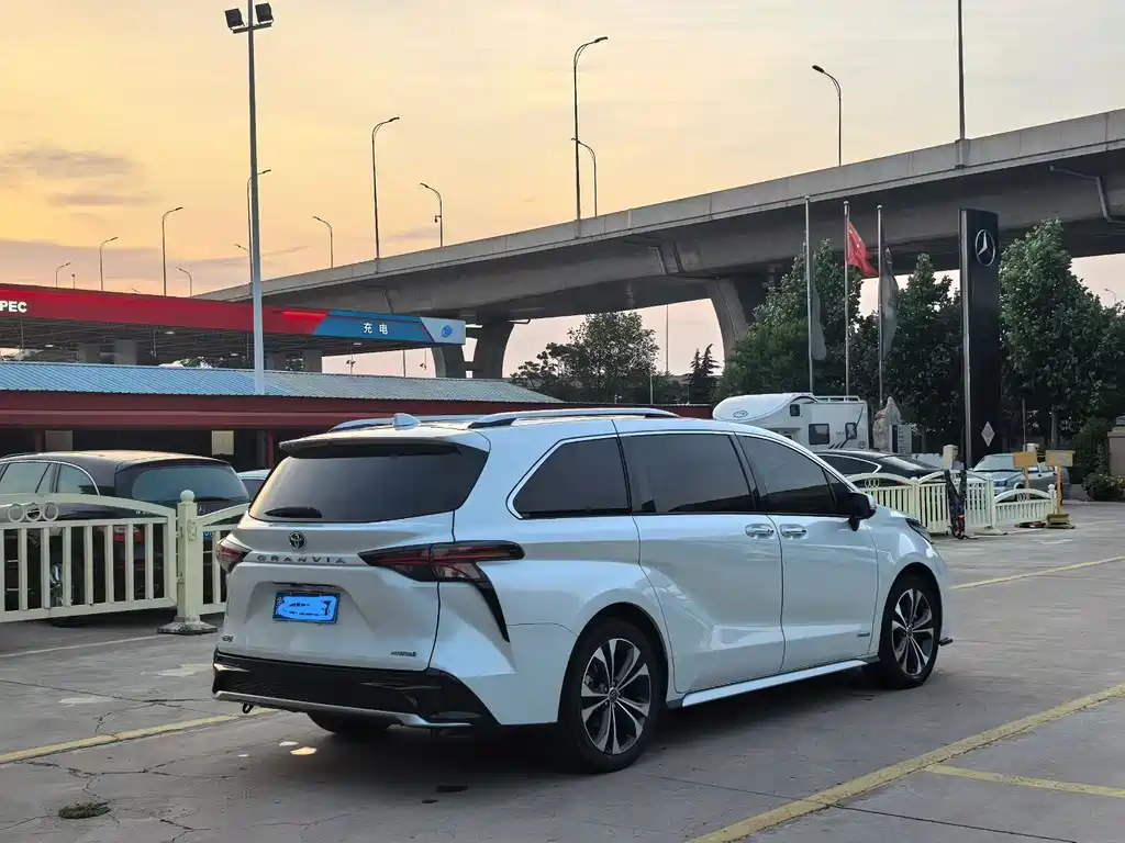 Granvia 2.5 L Hybrid Distinguished