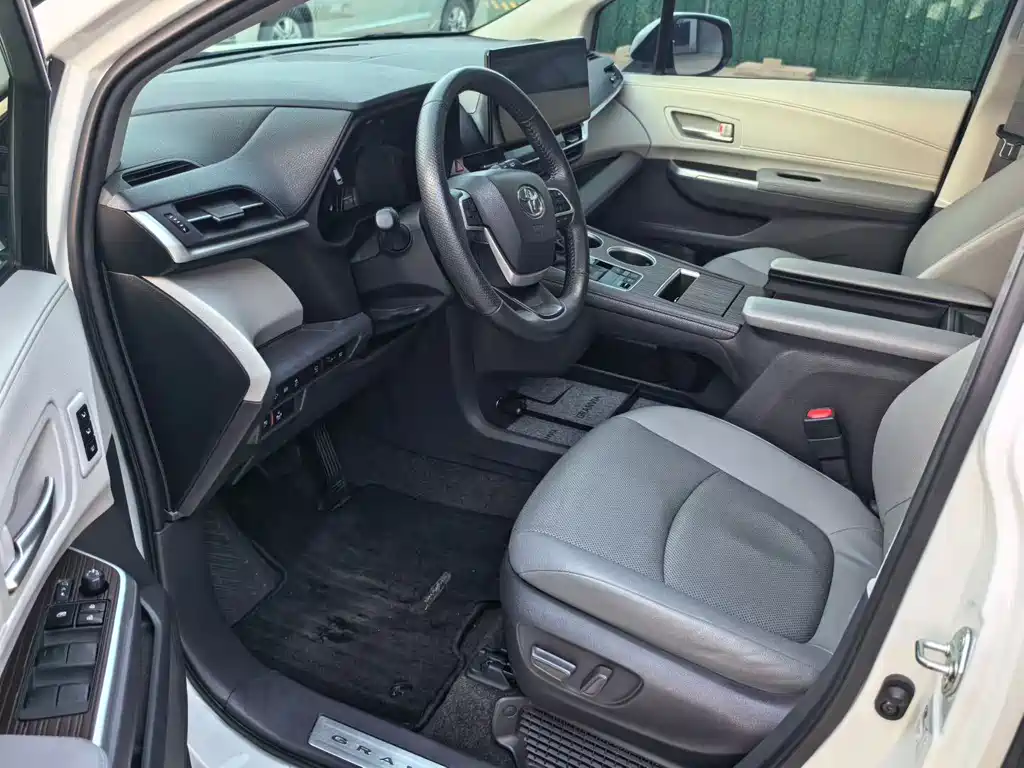 Granvia 2.5 L Hybrid Distinguished
