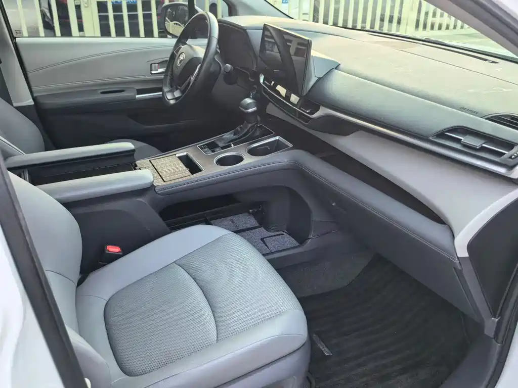 Granvia 2.5 L Hybrid Distinguished