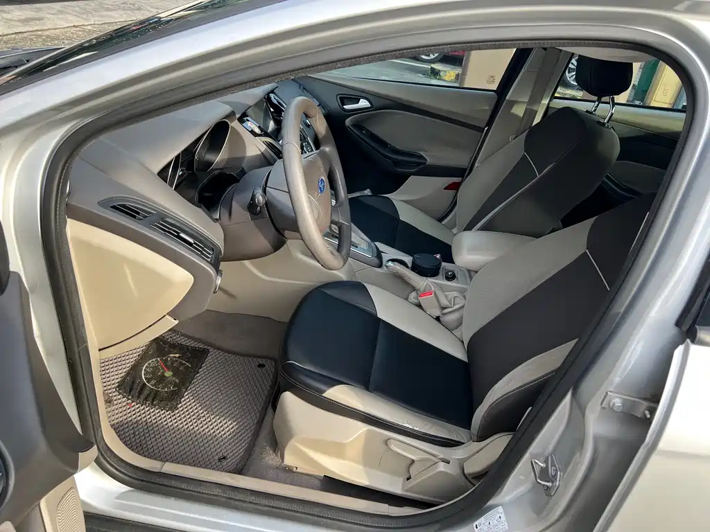 Focus Sedan 1.6 L Auto Comfort