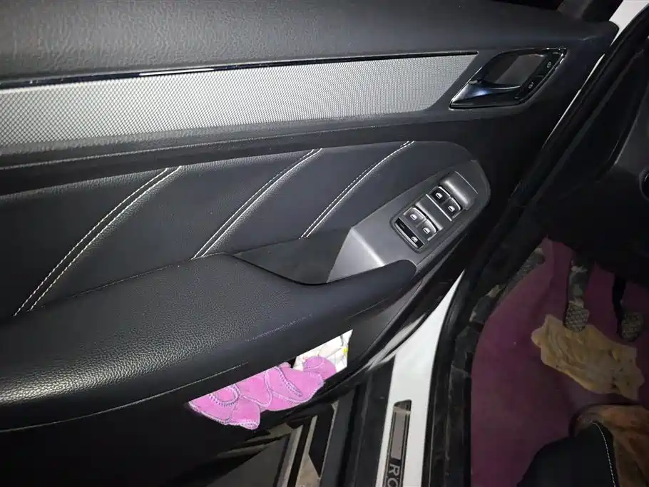 Roewe RX5 20 T 2 WD Manual Flagship