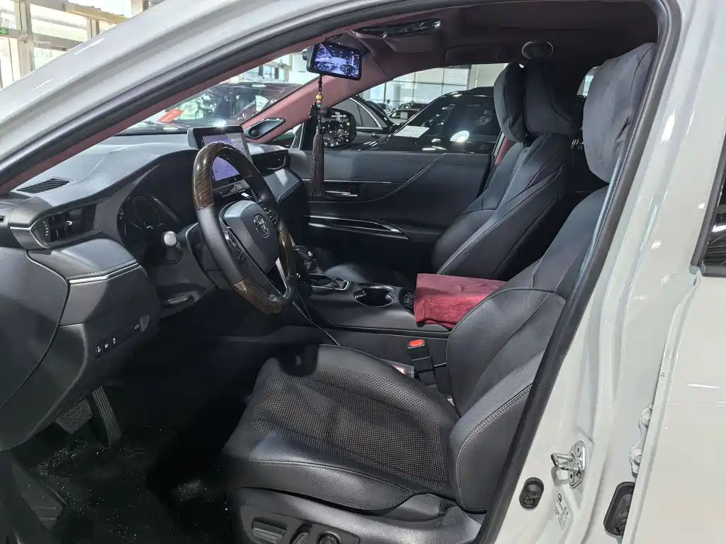 Venza 2.5 L Smart e-Hybrid Dual Engine 2 WD Distinguished