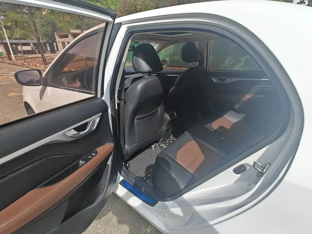 Vision 1.5 L Auto Distinguished