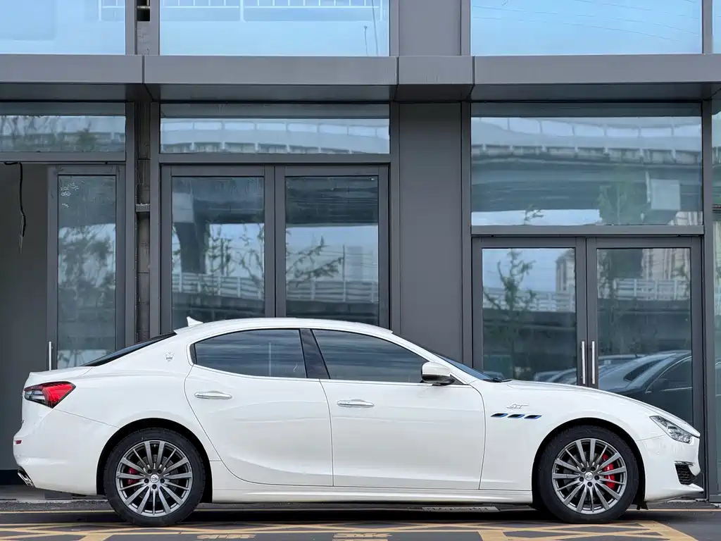 Ghibli 2.0 T GT Sharp Edge