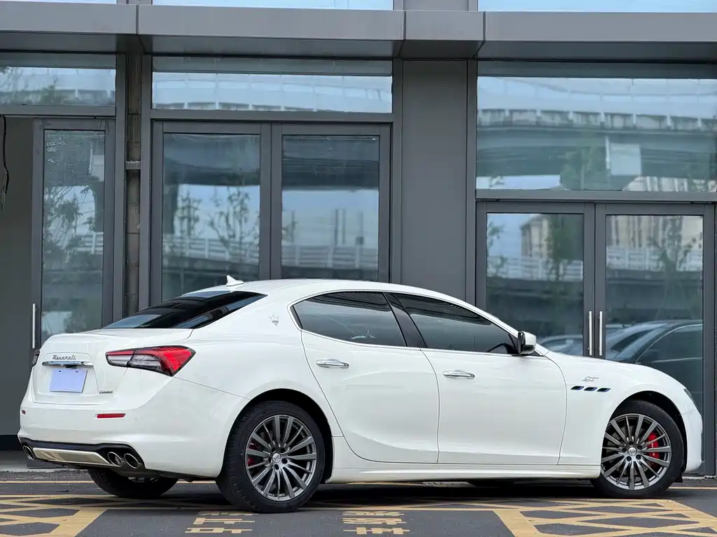 Ghibli 2.0 T GT Sharp Edge