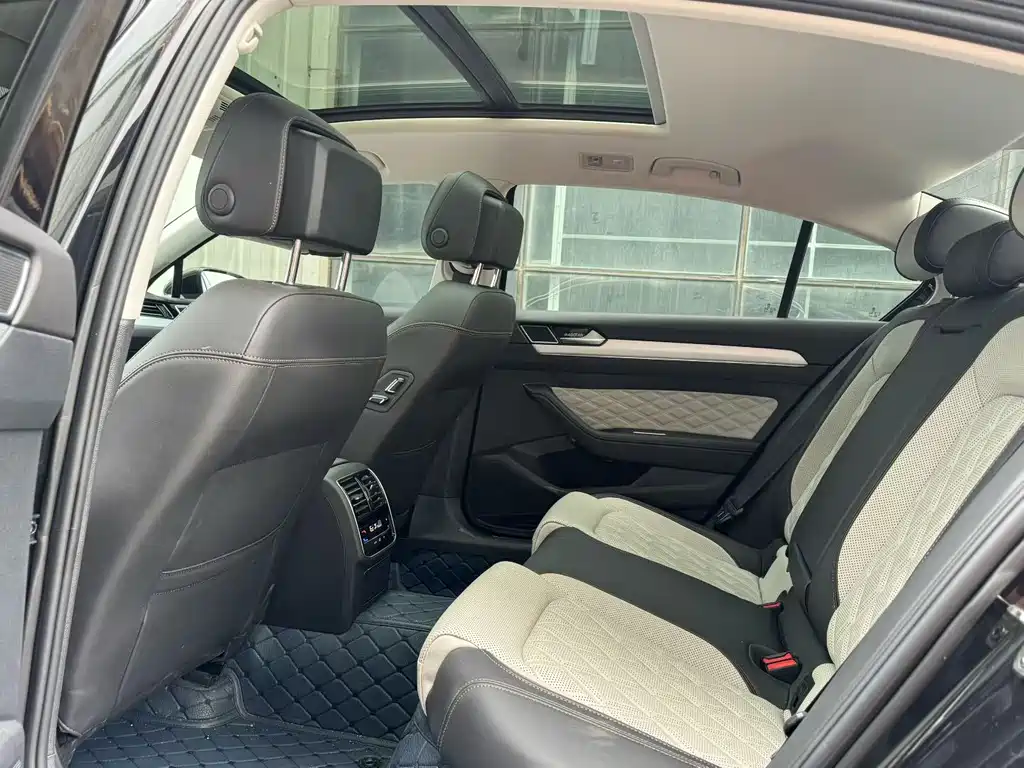 Magotan 200 10 K Commemorative 330 TSI DSG Luxury