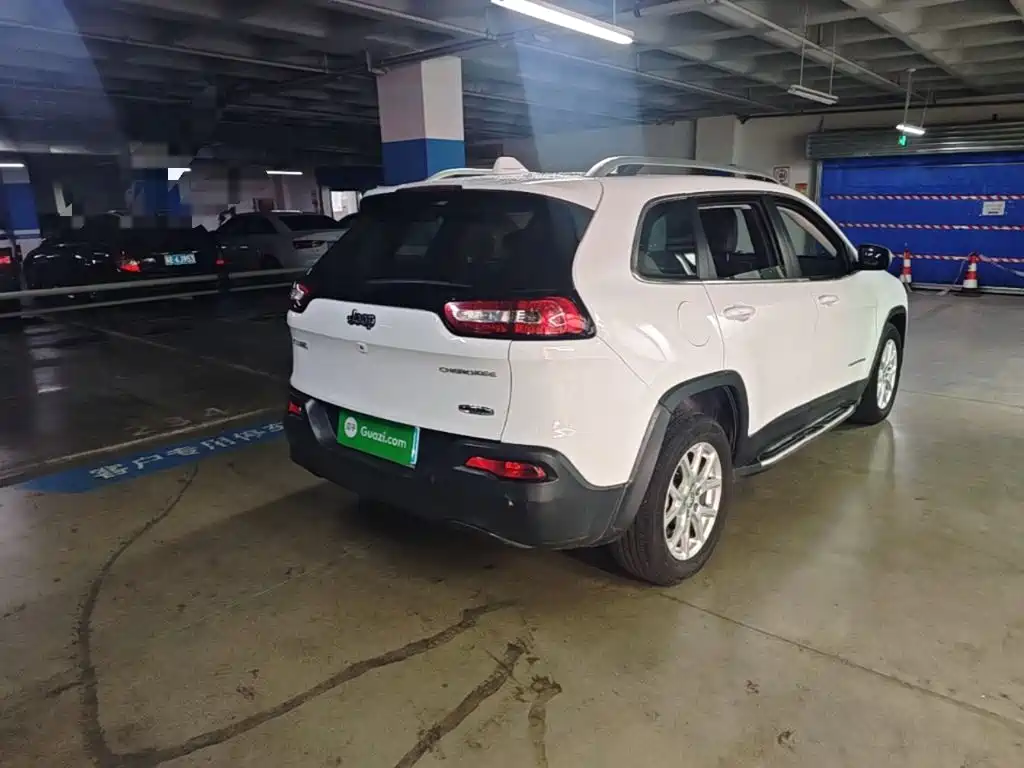 Cherokee 2.0 L Superior