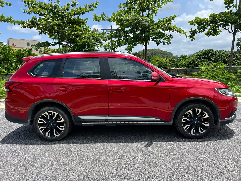 Outlander 2.0 L 2 WD Smooth Enjoyment 5-seat