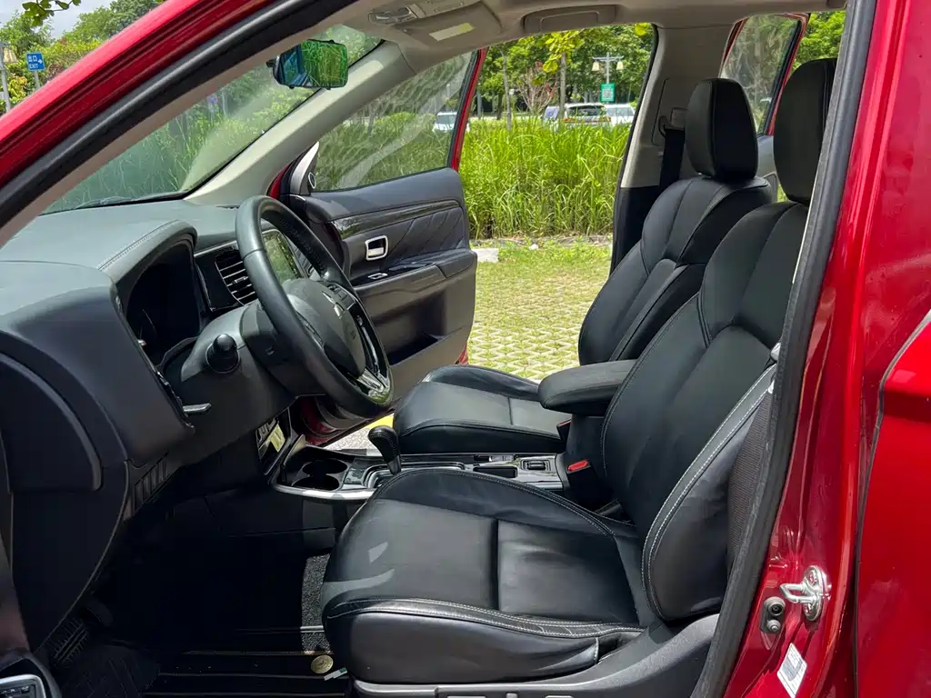 Outlander 2.0 L 2 WD Smooth Enjoyment 5-seat
